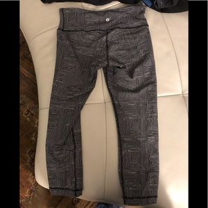 Ankle length lululemon grey patterned legging